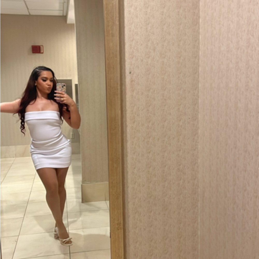 Aritizia Elegant Cream Strapless Dress